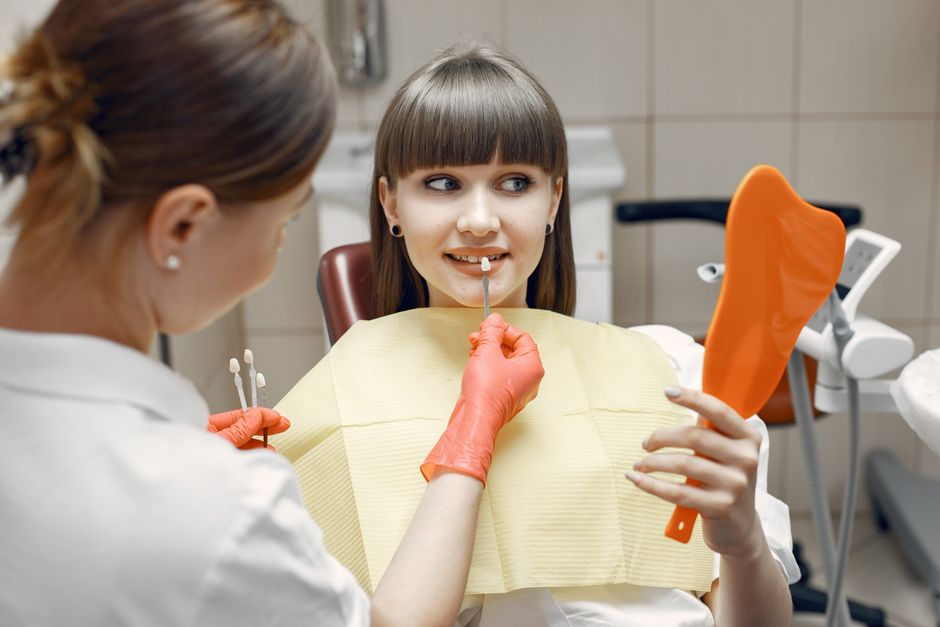 Composite Veneers vs. Porzellan: Der ultimative Vergleich 2026